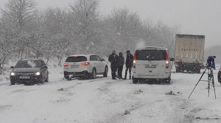 Qarlı havada 10-a yaxın avtomobil qəzaya düşdü, yaralılar var - FOTO