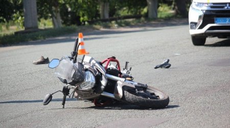 Motosikletlə evakuatora çırpıldı, həyatını itirdi  