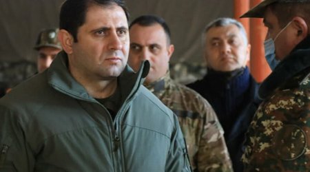 Ermənistanın müdafiə naziri Azərbaycanla sərhədə gəldi - Döyüş mövqelərinə baxdı