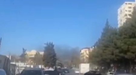 Bakıda üçmərtəbəli evdəki yanğın söndürüldü - YENİLƏNİB / VİDEO