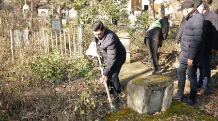 Azərbaycanda icra başçısı qəbiristanlıqda təmizlik işləri gördü - FOTO