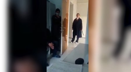 Bakıda həkimlər xəstələrin gözü önündə bir-birini TƏHQİR ETDİLƏR: “Qızın yaşındadır, niyə otağa salmışdın?” - VİDEO 
