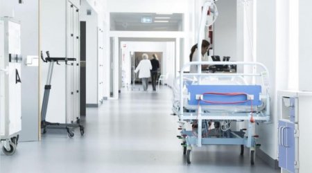 Bakıda gənc oğlan boynundan bıçaqlandı