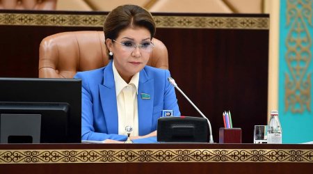 Nazarbayevin qızı deputat mandatından imtina etdi