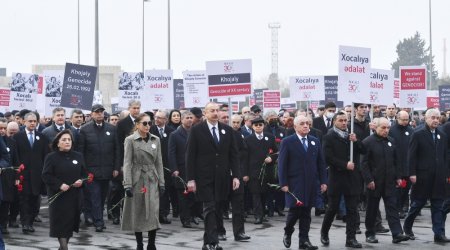 Prezidentlə xanımı Xocalı soyqırımı ilə əlaqədar ümumxalq yürüşündə - FOTO+YENİLƏNİB