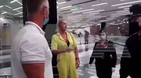 Rusiyalı balerina hava limanında polislərlə dava etdi - VİDEO