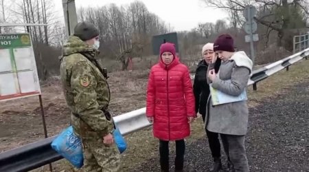 Belarus sərhədçiləri hamilə ukraynalı qadına belə kömək etdilər – VİDEO