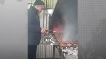 Azərbaycanlı biznesmen ukraynalı əsgərlər üçün kabab bişirdi - VİDEO
