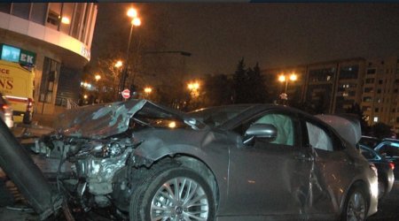 Bakıda avtomobil işıqfora çırpıldı: Xəsarət alan var - FOTO