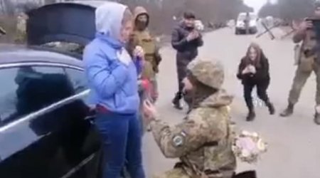 Müharibənin ortasında evlilik təklifi: Ukraynalı əsgər avtomatla... - VİDEO