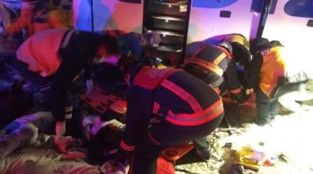 Türkiyədə sərnişin avtobusu aşdı: 4-ü ağır olmaqla 20 yaralı var - VİDEO