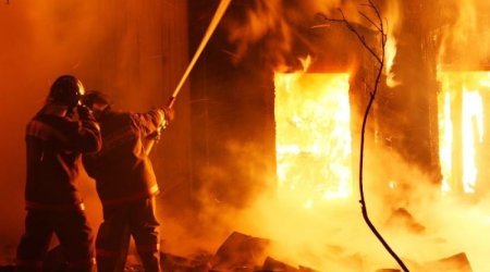 Bakıda dördmərtəbəli yaşayış binasında yanğın oldu