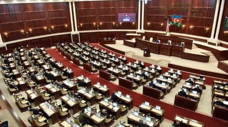 Parlamentin növbəti iclası başladı