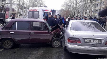 Mingəçevirdə 2 avtomobil toqquşdu: Xəsarət alanlar var – FOTO