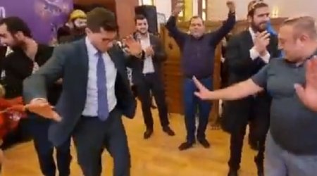İsrail səfiri bayram tədbirində rəqs elədi - VİDEO