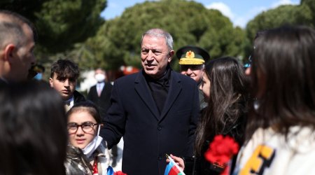 Hulusi Akar azərbaycanlı uşaqlarla söhbət etdi - FOTO