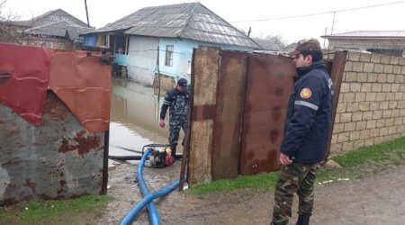 FHN su basmış ərazilərə canlı qüvvə və texnika cəlb etdi - FOTO/VİDEO