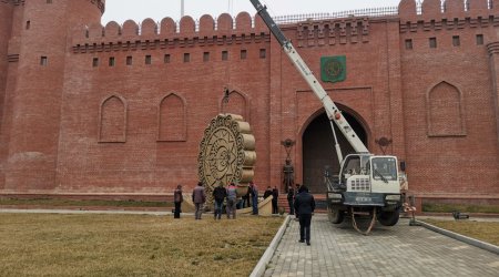 Küləyin aşırdığı Gəncə Qala Qapılarının gerbi restavrasiya olunacaq - FOTO