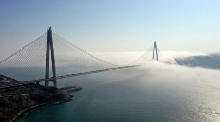 İki qitəni birləşdirən nəhəng körpü dumana büründü - FOTO