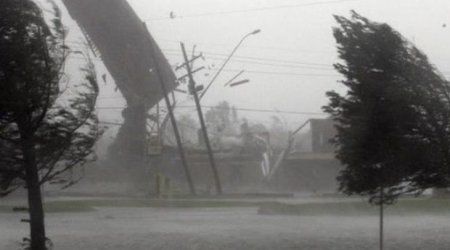 Bakıda güclü külək restoranın dam örtüyünü uçurdu