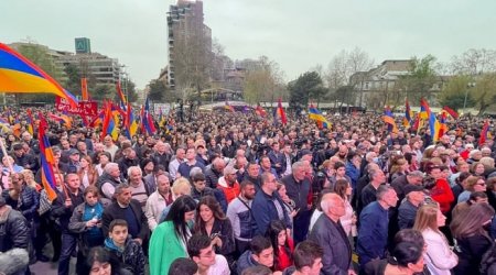 İrəvanda insanlar küçələrə axışdı: Paşinyanın istefası tələb edilir - VİDEO