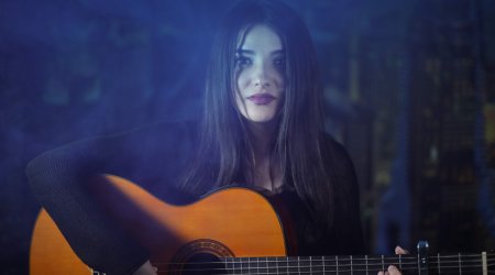 Azərbaycanlı müğənni itinə görə ölkədən gedir: “Alın mentalitetinizi başınıza çırpın” - FOTO