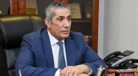 Siyavuş Novruzovdan bayraqla bağlı ETİRAZ: “Ticarət müəssisəsində asırlar, guya vətənpərvərdirlər”