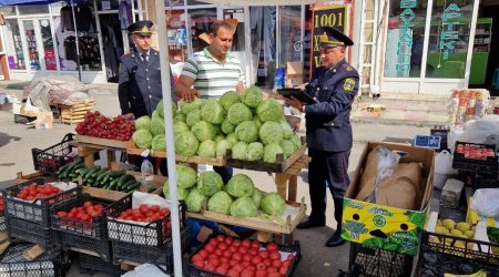 Polis piyada səkilərini zəbt edən alverçiləri cərimələdi - FOTO