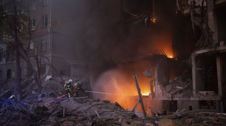 Kiyevin mərkəzi hissəsi raket hücumuna məruz qaldı: 1 ölü, 10 yaralı - VİDEO