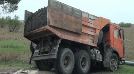 Goranboyda qəza – “Kamaz” işıq dirəyini aşırtdı - FOTO