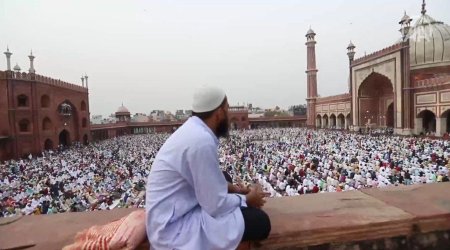 Hindistan tarixində İLK: Müsəlmanlar kütləvi bayram namazı qıldılar - VİDEO