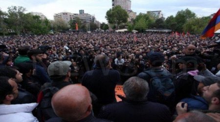 İrəvanda yürüş-mitinq başladı - Paşinyanın istefası tələb edilir - VİDEO