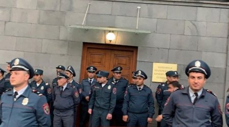 İrəvanda müxalifətin yürüşü başladı: Paşinyanın iqamətgahını çoxsaylı polis qoruyur – FOTO/VİDEO