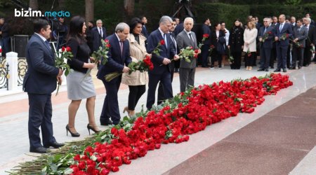 Ölkə ictimaiyyəti Ulu Öndər Heydər Əliyevin məzarını ziyarət edir – FOTOREPORTAJ