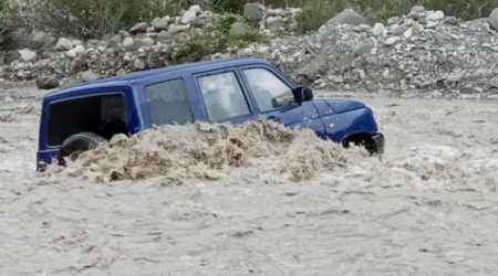 İsmayıllıda avtomobili sel apardı, sürücü xəsarət aldı - FOTO