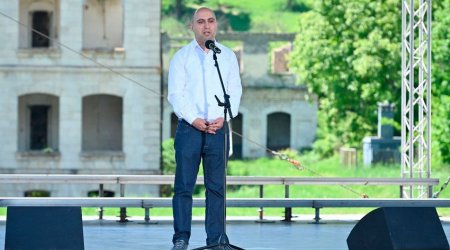 Təhsil naziri Şuşadan uşaqları təbrik etdi