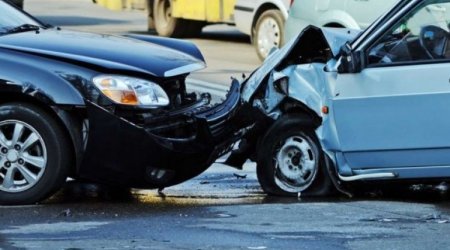 Yevlaxda iki avtomobil toqquşdu: Bir nəfər xəstəxanaya yerləşdirildi