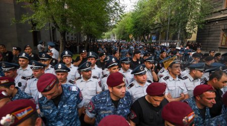 İrəvanda etirazçılar hökumət binasına doğru irəliləyir - FOTO/VİDEO