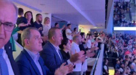 Çavuşoğlu Ceyhun Bayramovla Türkiyə yığmasının oyununu izlədi - VİDEO 