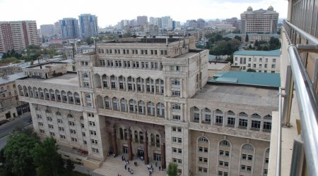 Tibb universitetindən “şortik qadağası” ilə bağlı AÇIQLAMA: “Tələbə istədiyini geyə bilməz” - FOTO