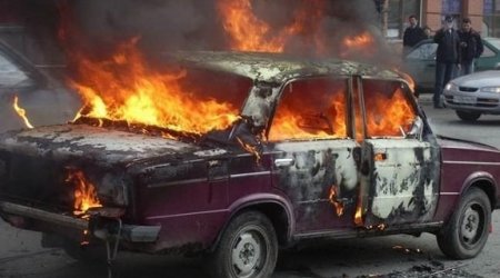 Qubada elektrik dirəyinə çırpılan avtomobil YANDI