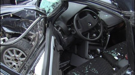 Minik maşını yol kənarındakı maneələrə çırpıldı – XƏSARƏT ALAN VAR