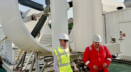 Britaniya səfiri Azərbaycanın yeriyən barjasını ziyarət etdi - FOTO