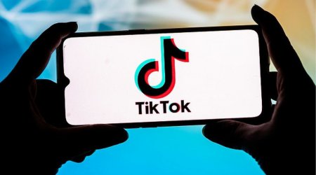 Oğlan gecə yarısı “Tik-tok”da canlı yayıma çıxan sevgilisini əzişdirdi – DETALLAR