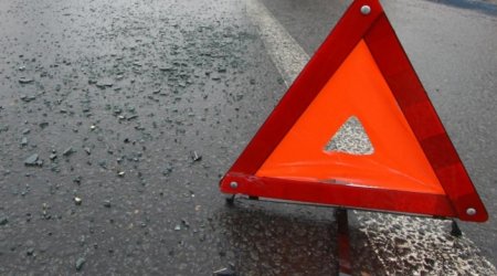 Ucarda minik avtomobili traktorla toqquşdu - 3 xanım xəsarət aldı