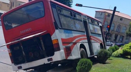 Bakıda sərnişin avtobusu qəzaya düşdü