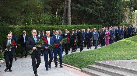 XİN rəsmiləri və diplomatlar Şəhidlər Xiyabanını ziyarət etdi – FOTO