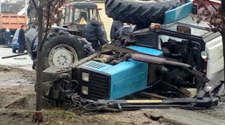 Yevlaxda ağır QƏZA - Maşın traktorla toqquşdu, ölən var - FOTO