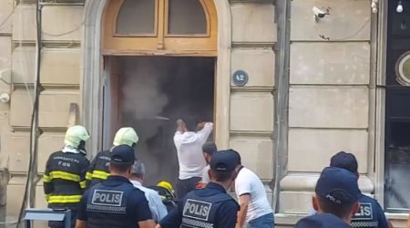 Bakıda yaşayış binasında yanğın başlayıb - VİDEO