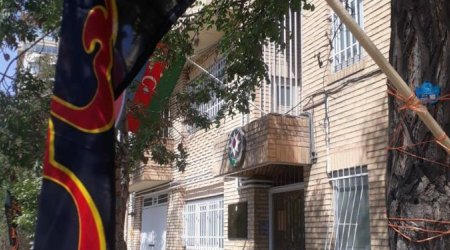 Təbrizdə SEPAH üzvləri Azərbaycan konsulluğu binasına dini bayraq asıblar – FOTO 